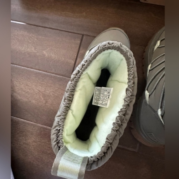 Ugg Snow Boots Never Worn - Picture 4 of 8